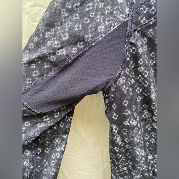 Lululemon size 6 zip up hooded jacket blue/white in excellent condition - Picture 5 of 14